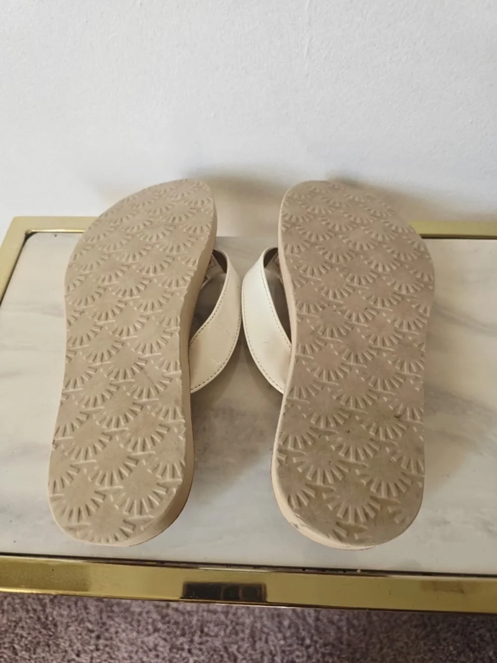 UGG Australia Women’s Size 8US Tawney Flip Flop Sandals 1019881 White Patent.